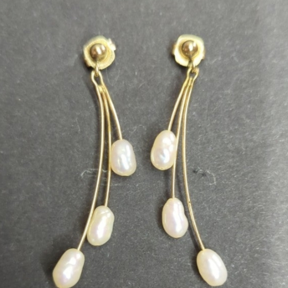 White Gold and Freshwater Pearl Dangle Earrings